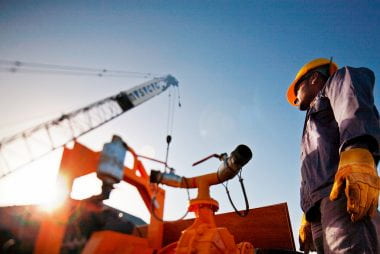 کارگران نفت در صفحه صنایع نفتی