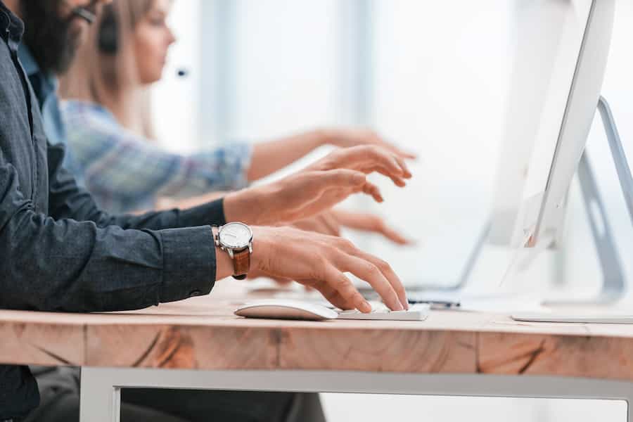 چگونه شرکت پشتیبانی سایت می‌تواند به رشد کسب‌وکار کمک کند؟